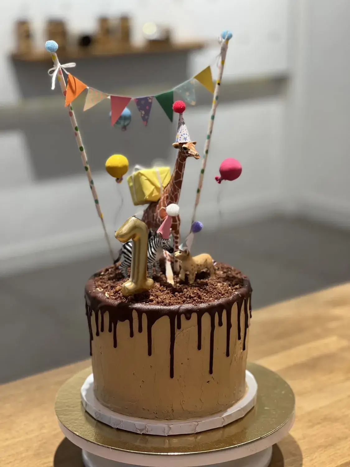 Tarta artesana decorada con toppers naturales para bodas y eventos de Pandejuevo