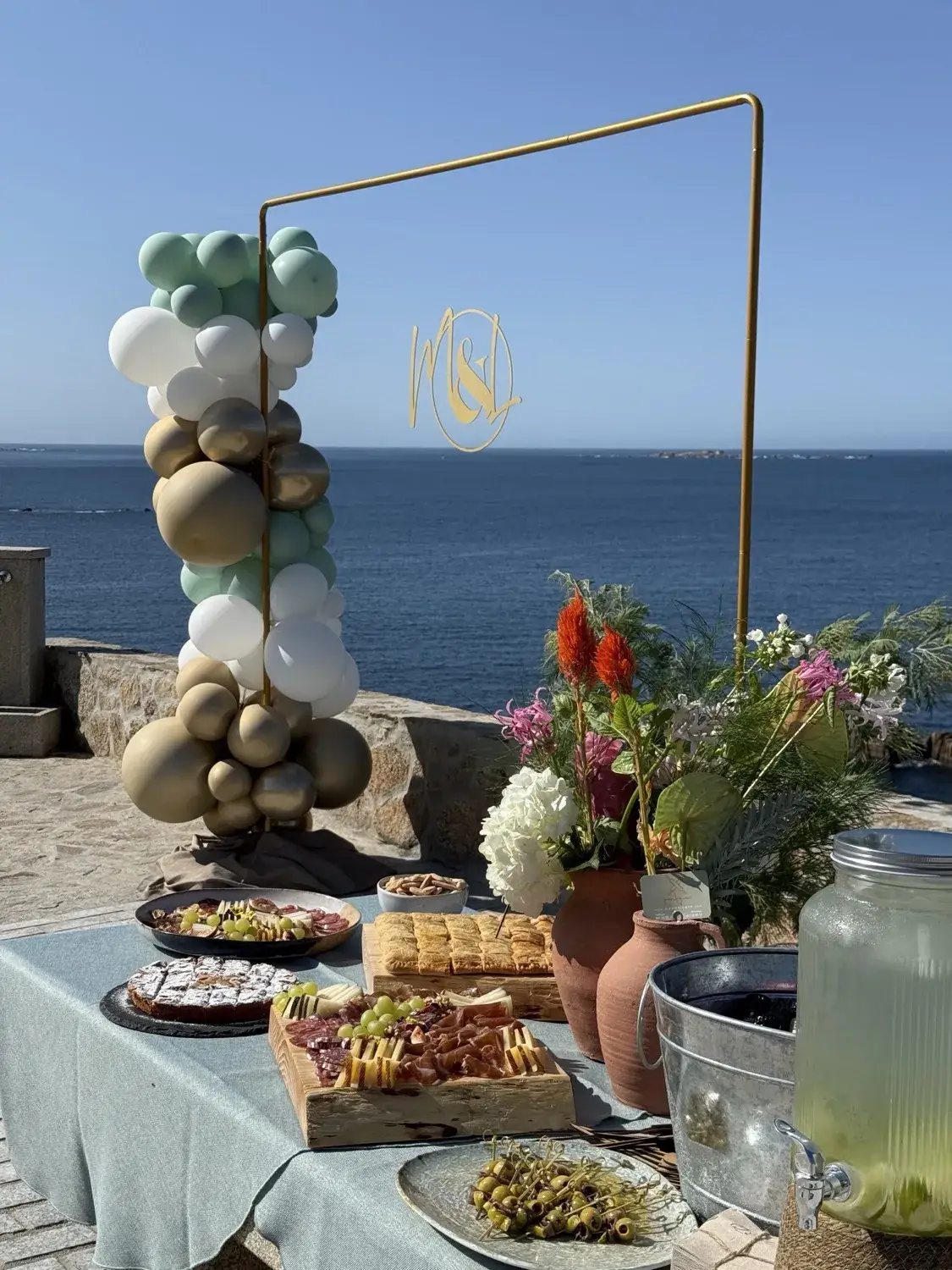 Mesa de evento con catering y tarta artesana de Pandejuevo junto al mar