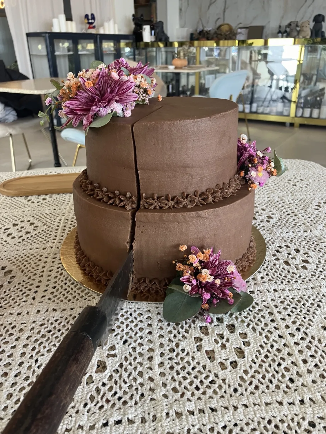 Tarta de chocolate con flores naturales de Pandejuevo para bodas