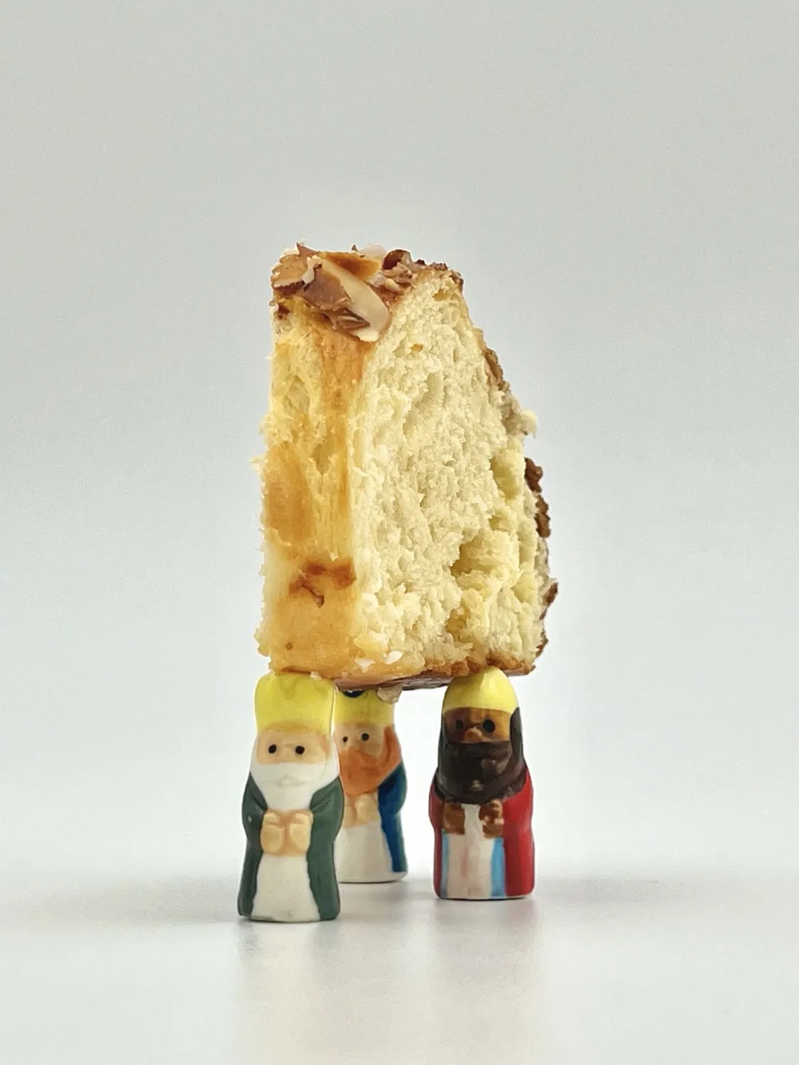 Porción de roscón de Reyes artesano de Pandejuevo con figuras de los Reyes Magos